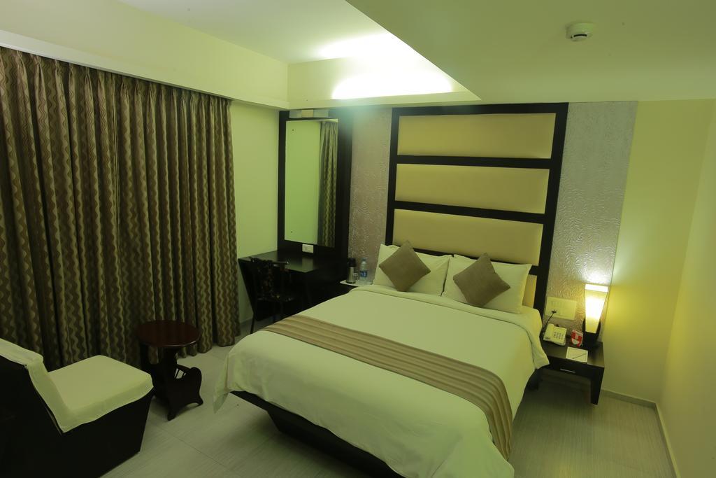 Pattom Royal Hotel Thiruvananthapuram Room photo